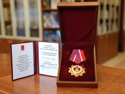 Вчера губернатор региона А.И. Бочаров вручил коллективу опорного университета медаль «За заслуги перед Волгоградской областью»